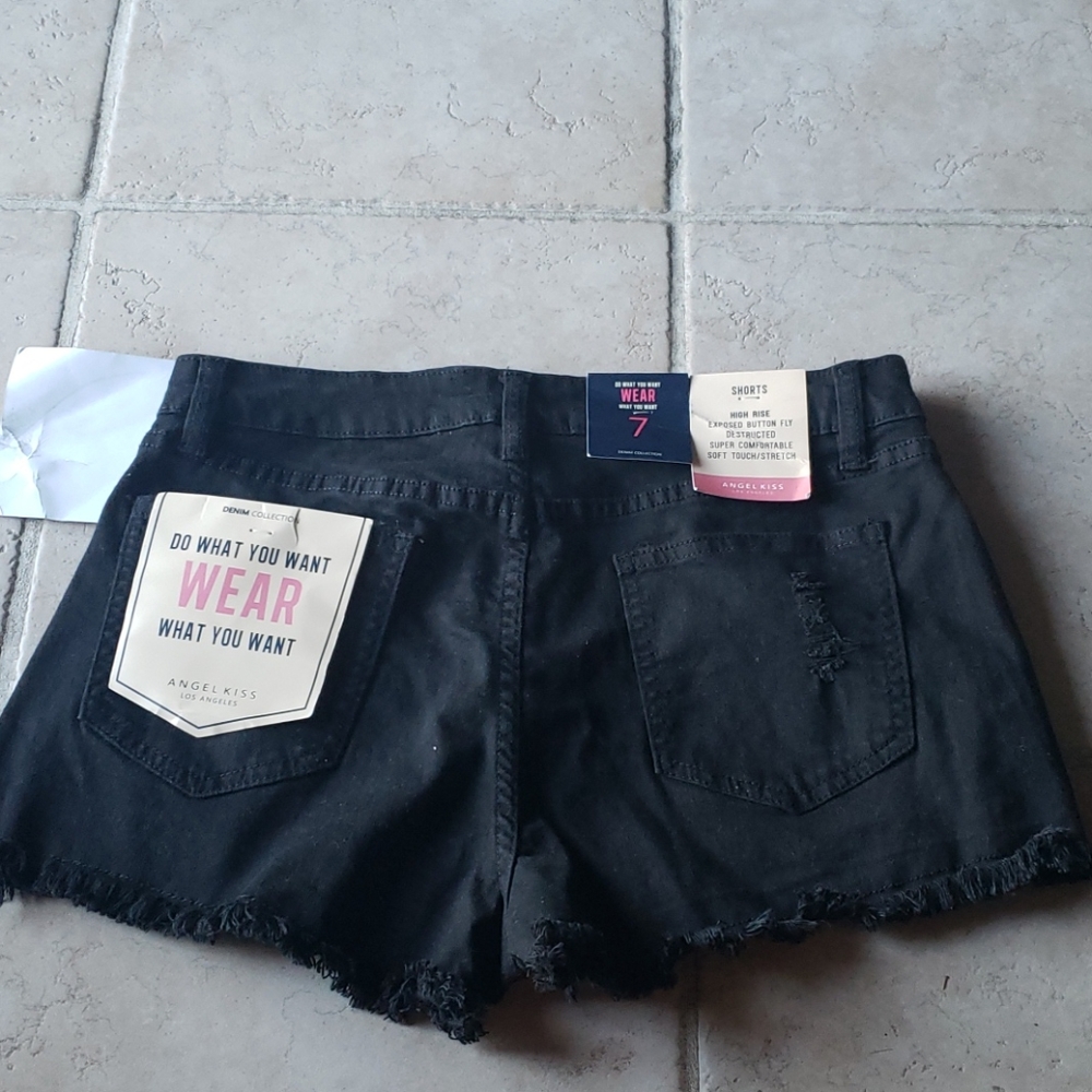Shorts - Picture 3 of 3